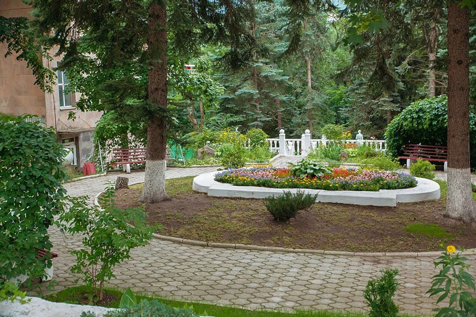Благоустроенная территория санатория Здоровье в Железноводске